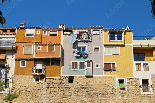 Casas de colores sobre en río Amadorio, Villajoyosa, España