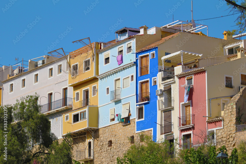 Casas de colores sobre en río Amadorio, Villajoyosa, España