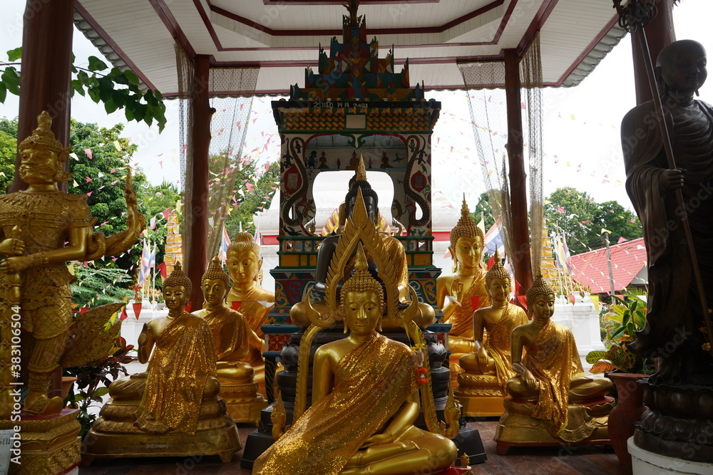 Fototapeta premium buddha statue in temple