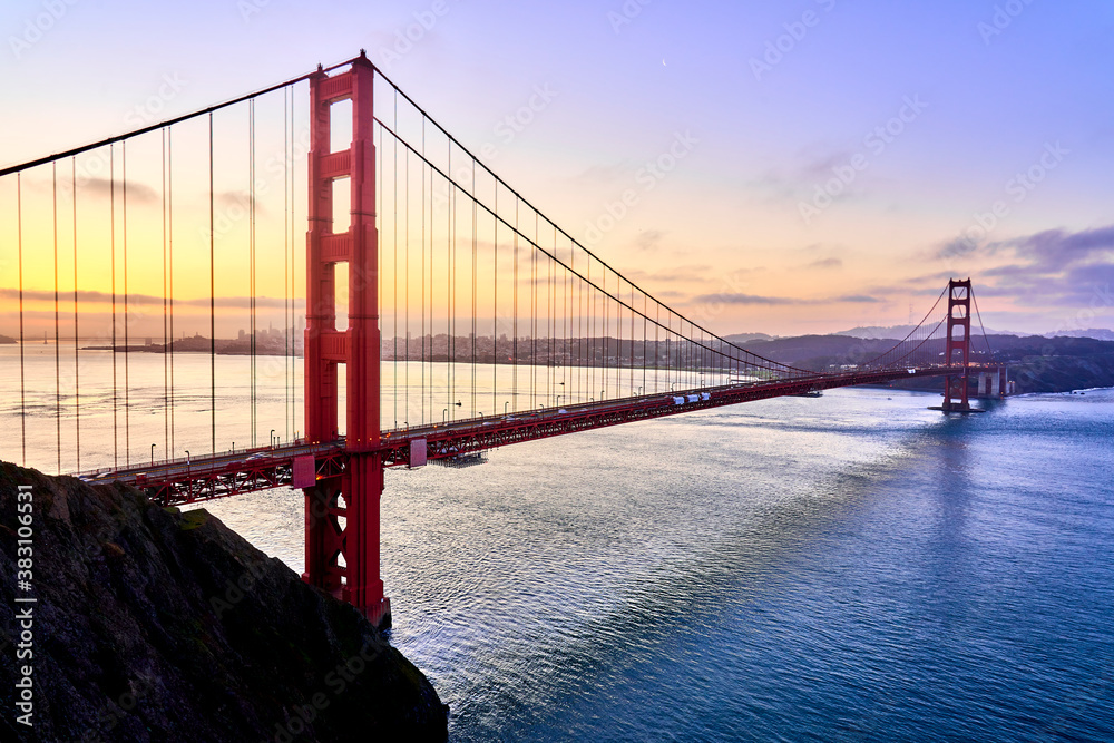 Fototapeta premium golden gate bridge at sunrise