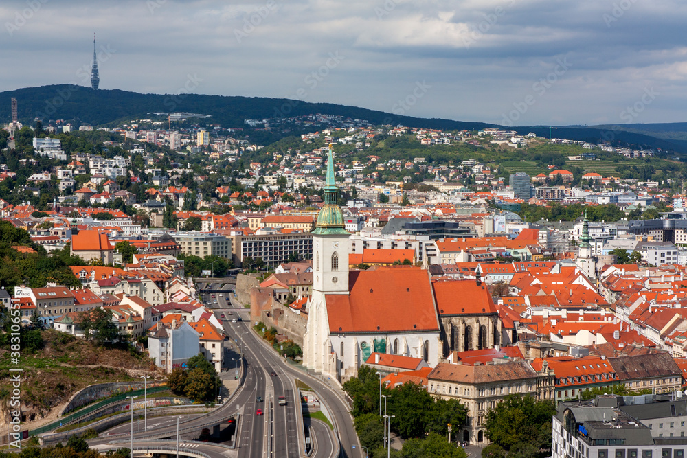 Catedral de San Martin, panoramica o skyline de la ciudad de Bratislava, pais de Eslovaquia