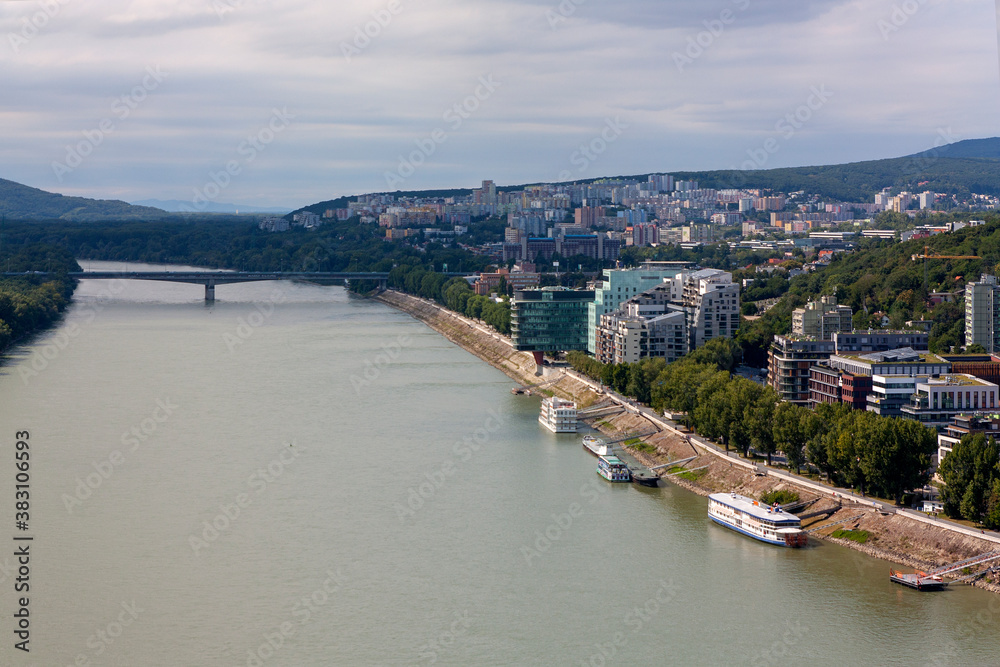 Panoramica o skyline del rio Danubio, en la ciudad de Bratislava, pais de Eslovaquia