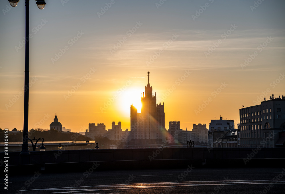 Obraz premium cityscape with ancient buildings and skyscrapers at sunrise