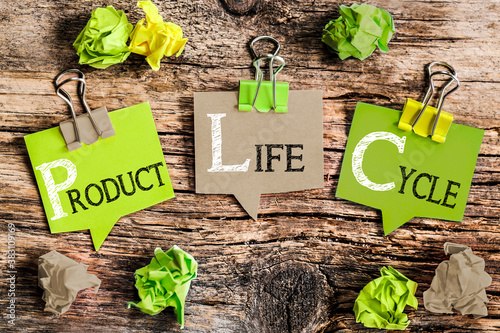 Papier en forme de bulles colorées avec l'acronyme anglais : Product Life Cycle (Cycle de vie du produit)