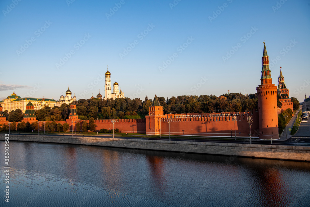 Obraz premium cityscape with ancient buildings and skyscrapers at sunrise