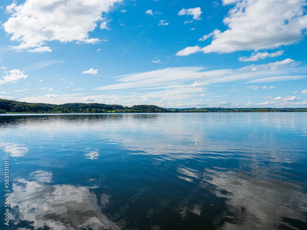 Waginger See, Bayern, an einem sonnigen Tag im Herbst