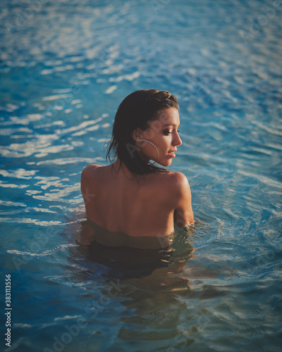 Obraz na płótnie Pretty woman in the warm sea water at sunset w salonie