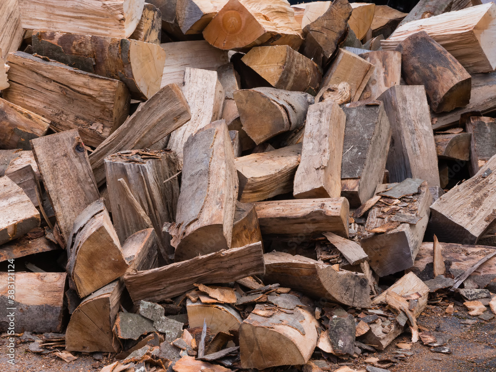 Holzscheite, Brennholz auf einem Stapel Holzscheite, Brennholz auf einem Stapel