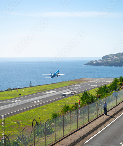 Fotografie Man airplane take-off airport Madeira