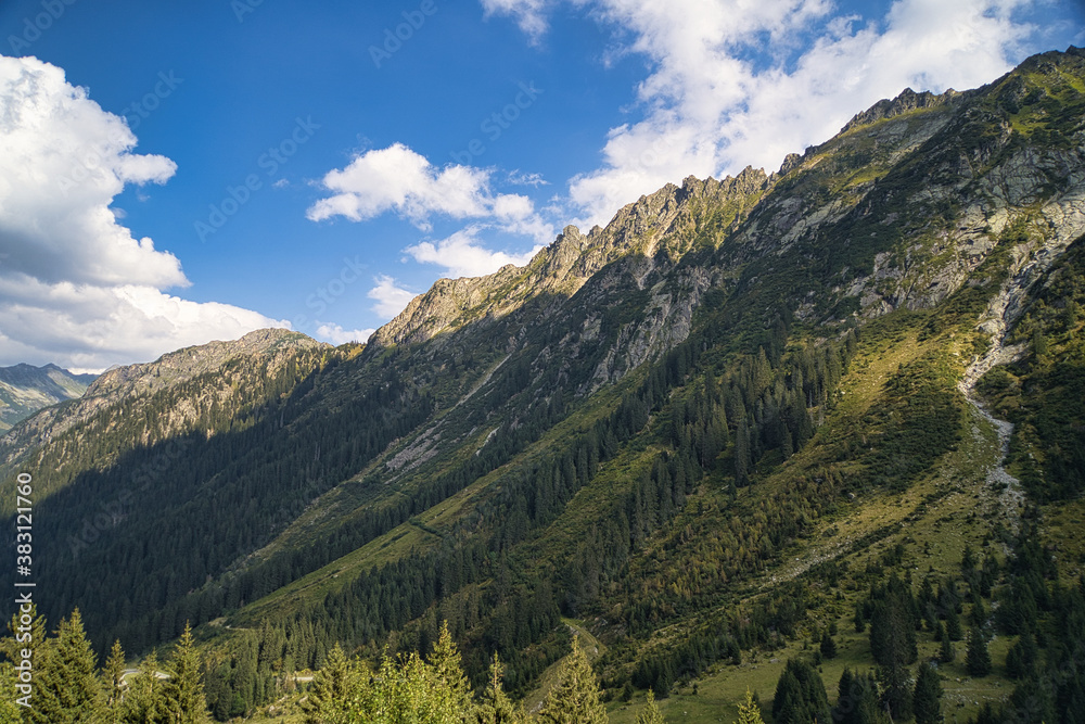 In den Alpen im Montafon auf der Silvretta Hochalpenstraße bei blauem Himmel und sonnigem Herbsttag