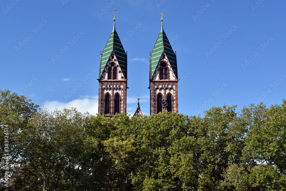 Türme der Herz-Jesu-Kirche in Freiburg