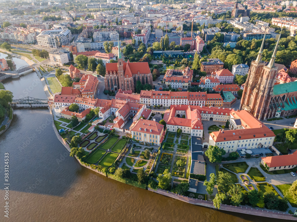 Obraz premium Aerial panoramic view of Wroclaw old town and Cathedral on the shore of Odra