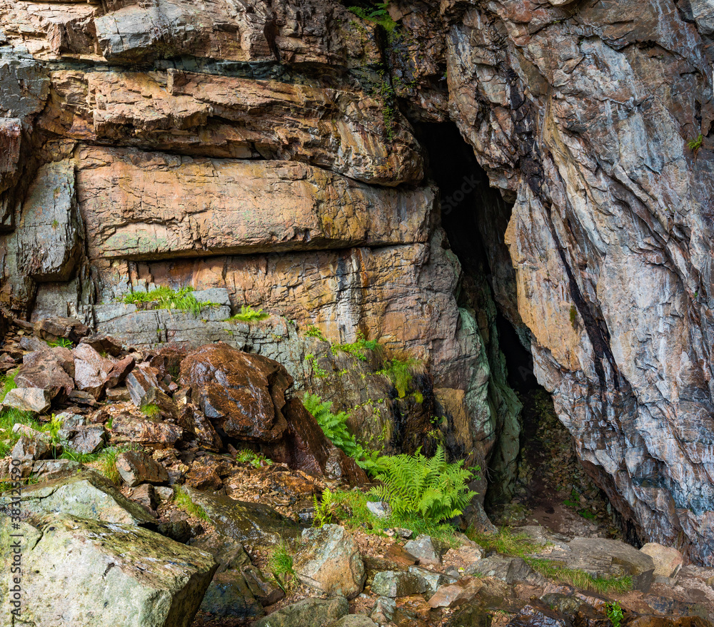 Obraz premium Freely accessible Bremsneshula Cave, Averoy, Norway