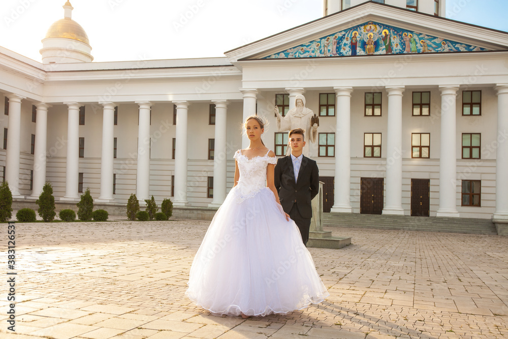 Obraz premium Portrait of a young woman in a white ball gown