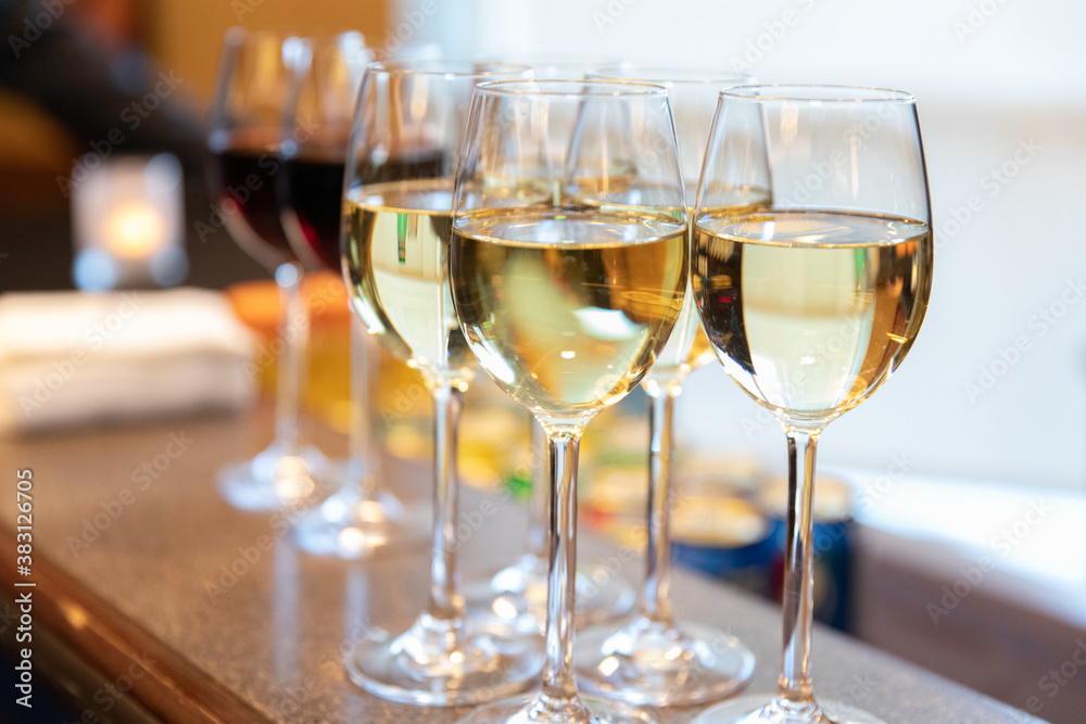 verres à vin remplis déposés sur une table lors d'un événement verres à vin remplis déposés sur une table lors d'un événement