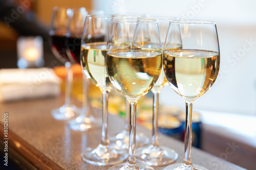 verres à vin remplis déposés sur une table lors d'un événement