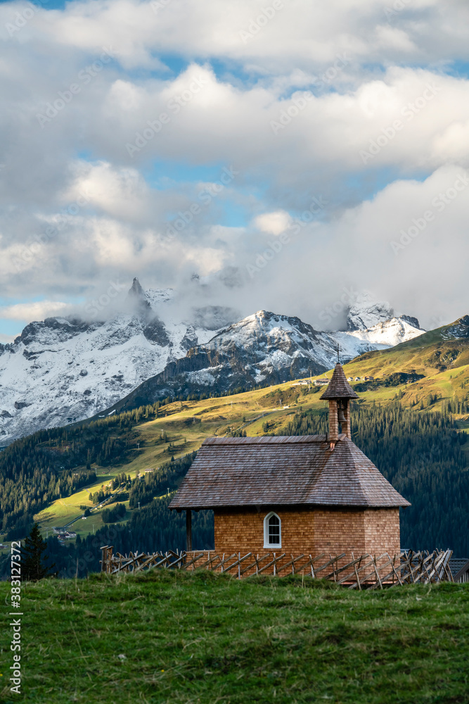 Bergkapelle im Herbst in den Alpen