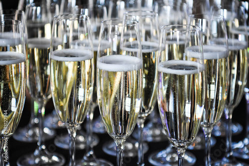 verres de champagne déposés sur une table lors d'un évènement chic photo