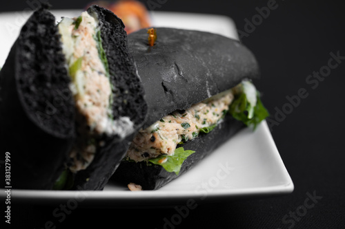 sandwich au poulet avec un pain noir plan rapproché photo