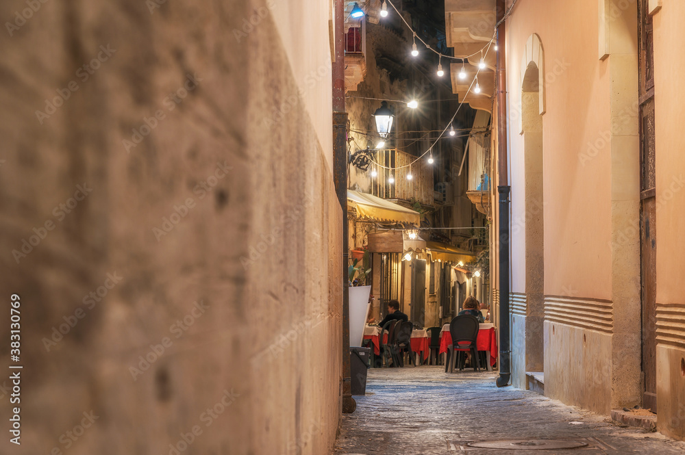 Kleines gemütliches Restaurant in einer Seitenstraße in Ortygia mit romantischer Beleuchtung bei Nacht