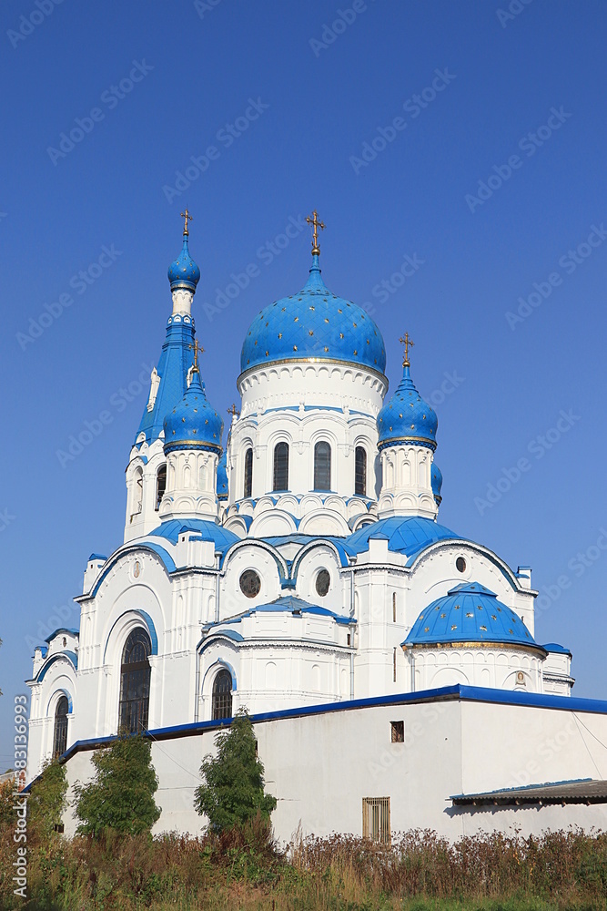 Obraz premium Russia, St. Petersburg, the city of Gatchina, October 3, 2020, in the photo the Intercession Cathedral in Gatchina is the largest church in the Leningrad region,