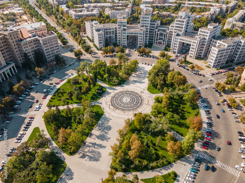 Foto Aerial view of Derzhprom building on freedom square in kharkov