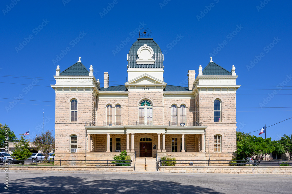 Obraz premium Town Square and Historic Crockett County Courthouse built in 1902. Ozona City in Crockett County in West Texas, United States