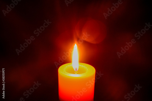 Kerzenlicht mit schöner Flamme und weichem Licht
