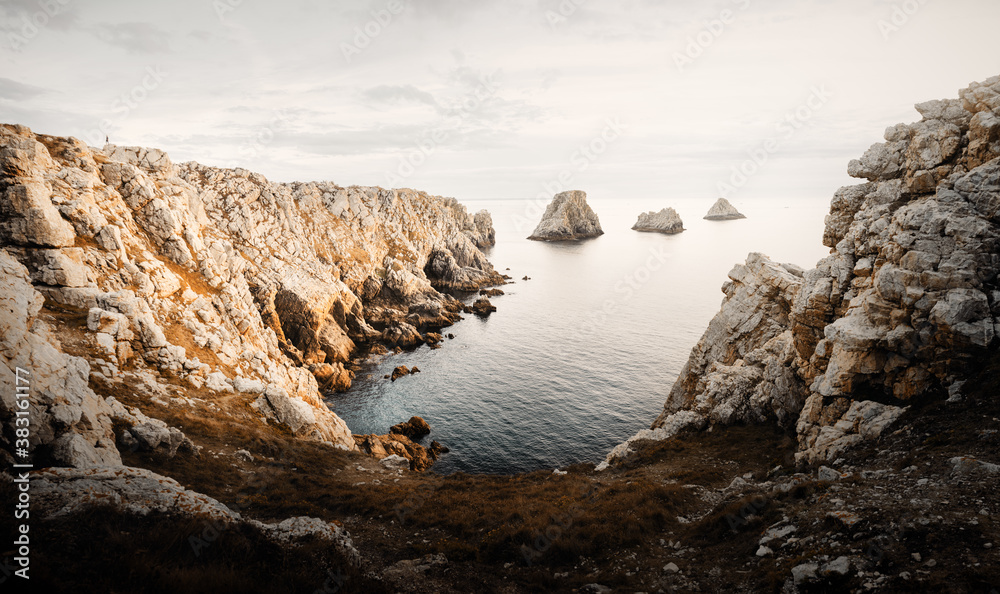 Point Pen Hir das felsige Kap auf der Crozon-Halbinsel im Département Finistère in der Bretagne in Frankreich