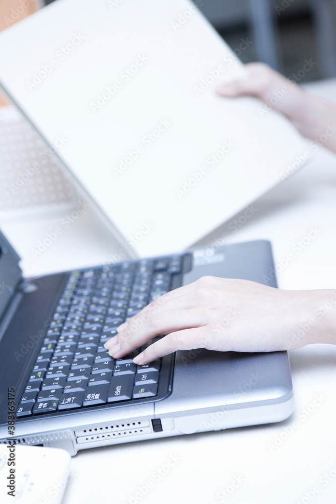 書類を作成する女性 書類を作成する女性