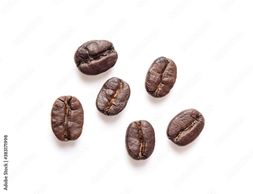 Obraz premium Coffee beans isolated on white background