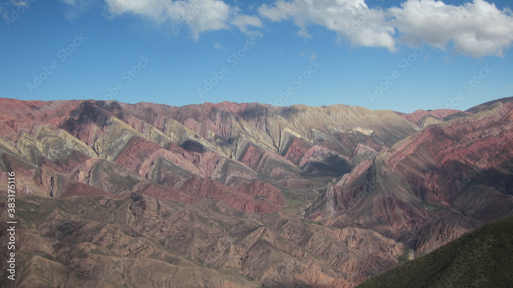 Vista de cerros con piedras de diferentes colores.de diferentes colores.