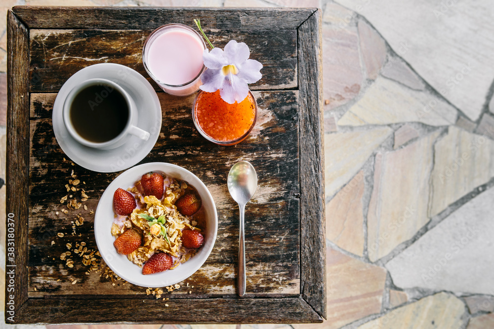 Fotografie healthy brakefast - strawberries and coffee