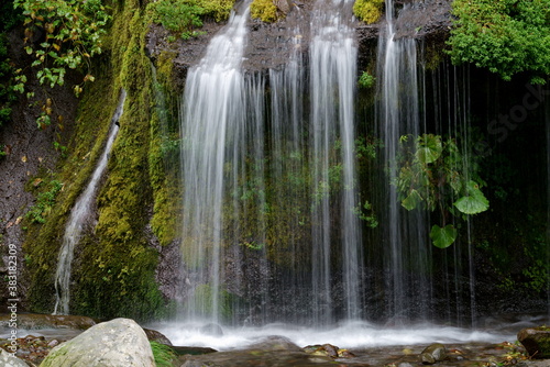 沢山の美しい流線を描く滝の風景 -吐竜の滝、北杜市、山梨県、日本