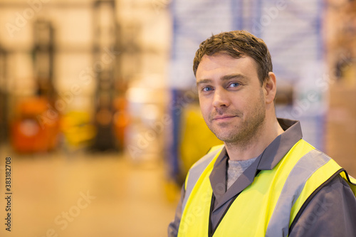 Photos Portrait confident male worker in distribution warehouse