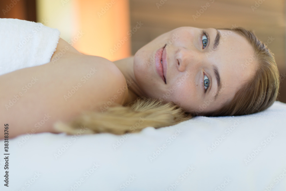 Obraz premium Portrait beautiful young woman relaxing on spa massage table