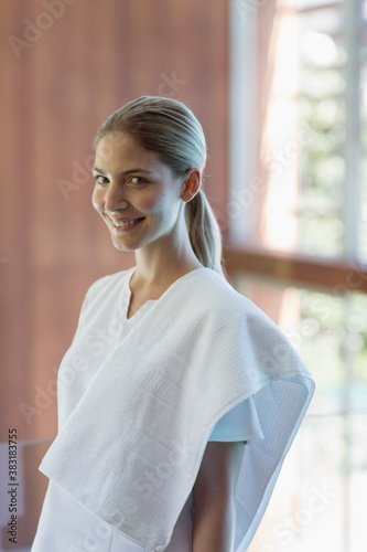 Obraz na plátne Portrait confident young female masseuse working in spa