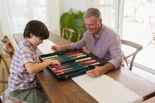 Fotografia Grandfather and grandson playing backgammon