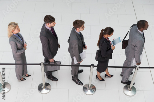 Foto Business people waiting in queue