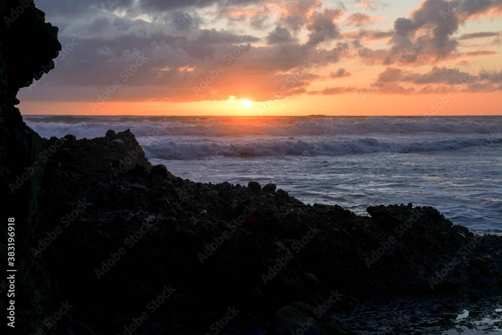a beautiful sunset picture from the beach piha