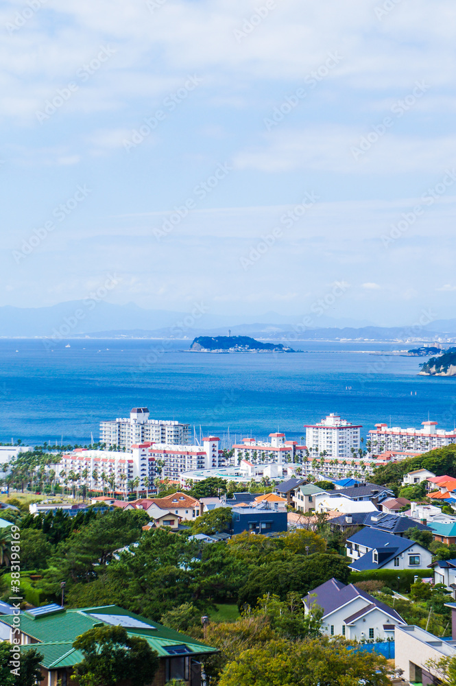 Obraz premium 神奈川県逗子の披露山公園から見える江ノ島