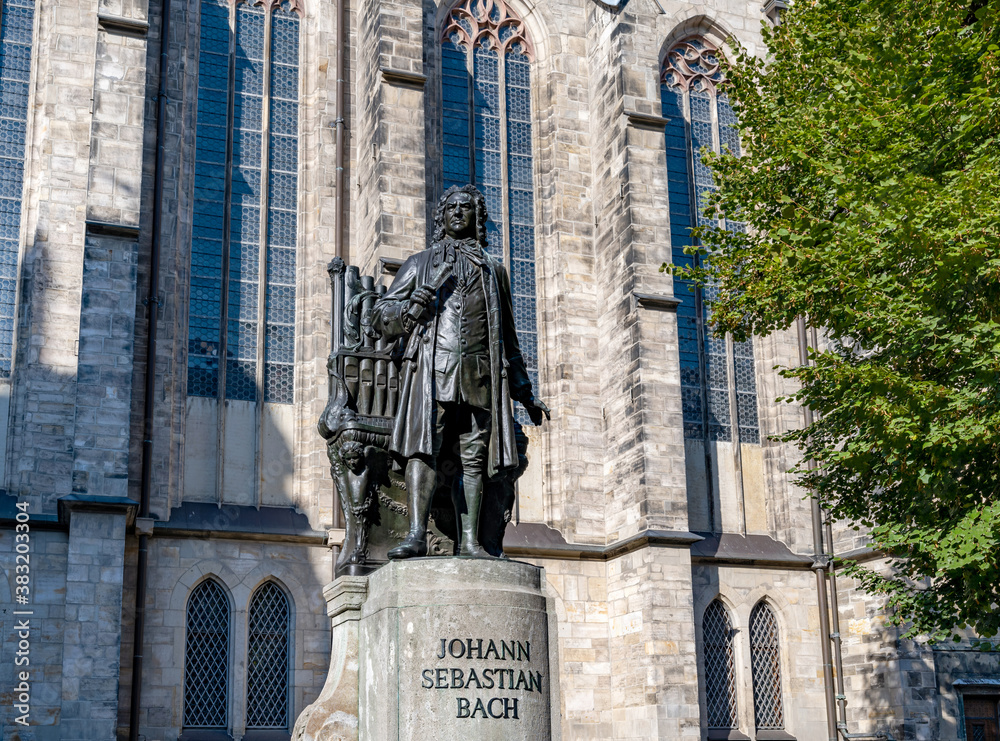 Johann Sebastian Bach Denkmal vor der Thomaskirche in Leipzig