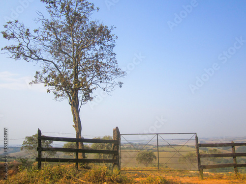 portão de entrada de uma fazenda no campo