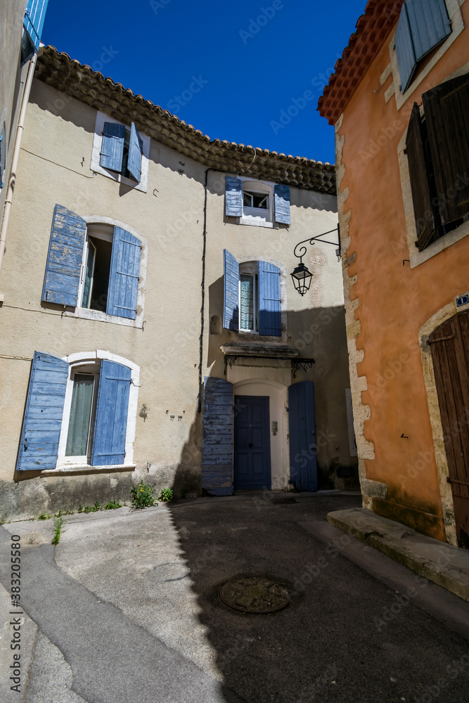 Saint-Mitre-les-Remparts, village médiéval des Bouches-du-Rhône en région Occitanie.	

