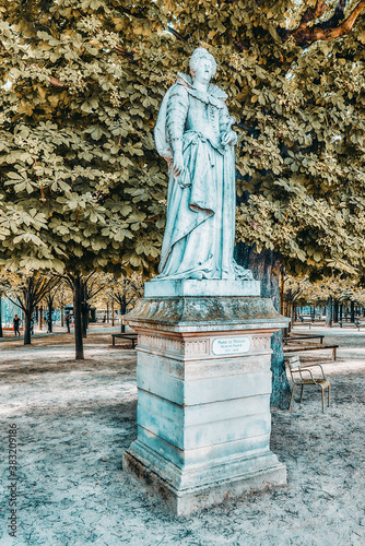 Bild auf Leinwand PARIS, FRANCE - JULY 08, 2016 : Statue of Marie De Medicis in Luxembourg park in Paris, one of the most beautiful gardens in Paris
