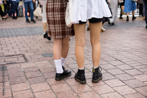 渋谷スクランブル交差点いた10代の女の子の後ろ姿