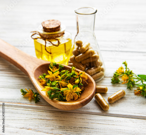 Tableau sur toile St. John's wort, herbal medical pills