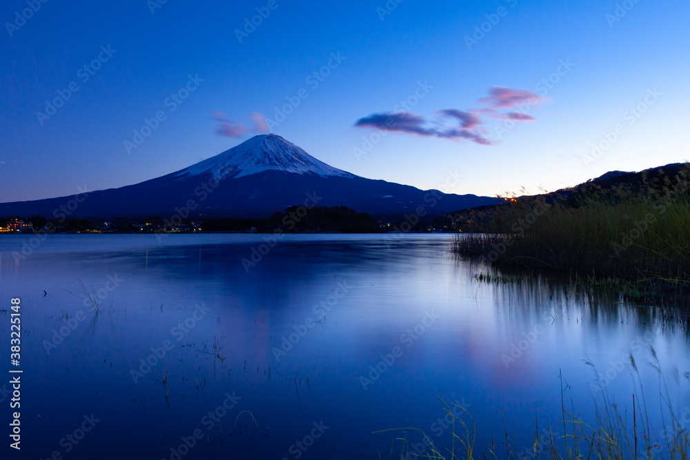 夕暮れの富士山と河口湖　山梨県富士河口湖町大石公園にて