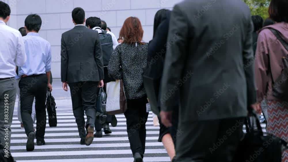 出勤する日本人ビジネスマン 出勤する日本人ビジネスマン