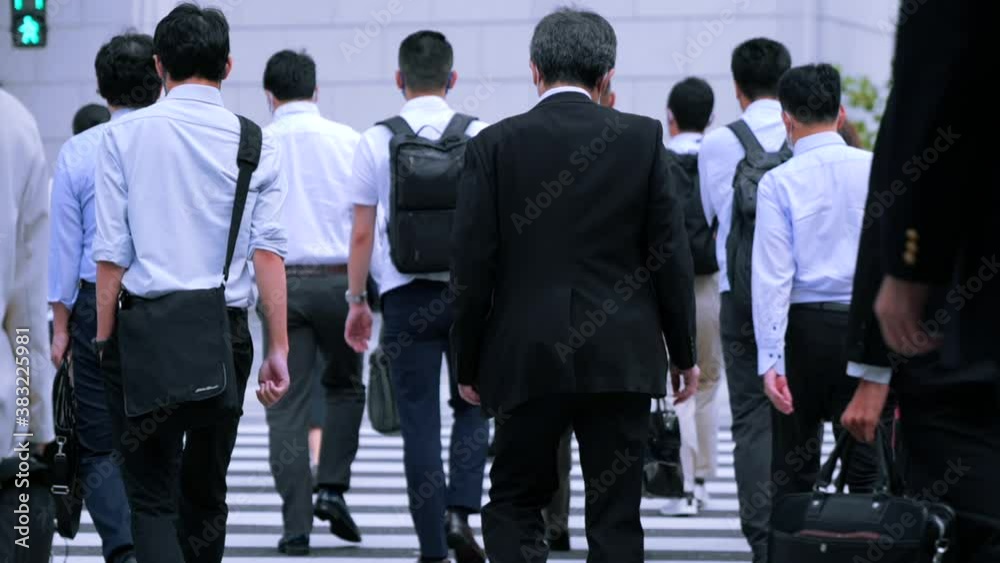 出勤する日本人ビジネスマン 出勤する日本人ビジネスマン